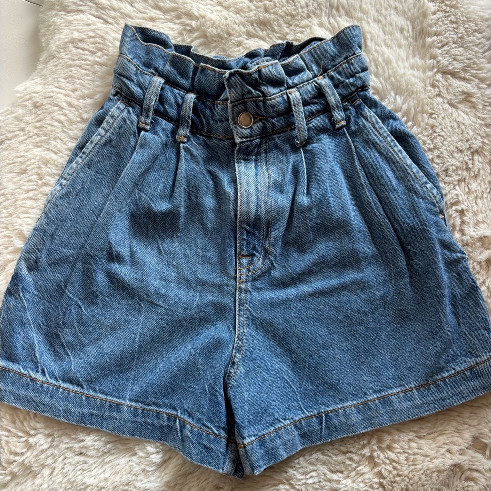 ZARA high waisted paper bag shorts. Soooo cute.